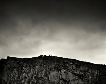 Les rochers, photographie d’art originale, imprimer, Écosse, Édimbourg, falaise, rock, nature, montagne, noir et blanc, paysage, homme, foncé
