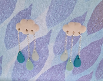 Whimsical Cloud Raindrop-oorbellen: pastelblauwe hanger van polymeerklei