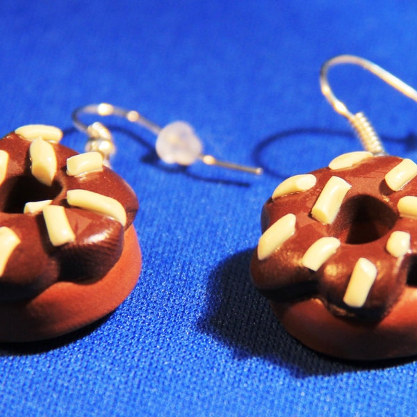 Boucles d'oreilles Doughnut au Chocolat en Fimo. Fait main. Bijoux Kawaii, Bijoux Desserts, Bijoux Gateaux