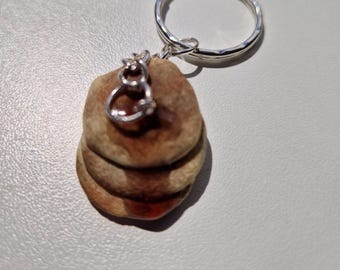 Llavero de panqueque quemado: miniatura de arcilla polimérica con forma de golosina