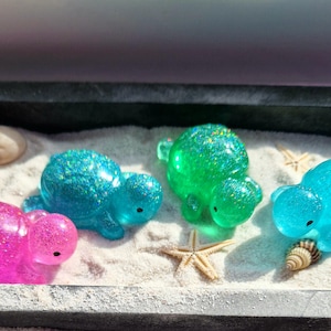 Decoration Turtle Buddy – Sparkly Resin Turtle for Shelf, Desk or Zen Garden | Handmade Ocean-Inspired Resin Decor