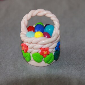Miniatuur paasmandje van polymeerklei met kleurrijke eieren, handgemaakt huisdecor