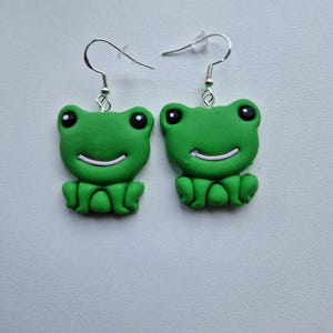 Cute Green Frog Earrings – Kawaii Polymer Clay Studs – Handmade Animal Earrings – Hypoallergenic – Matte Finish
