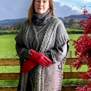 Damen Aran Fyne Shores Poncho Wappenrock Strickmuster