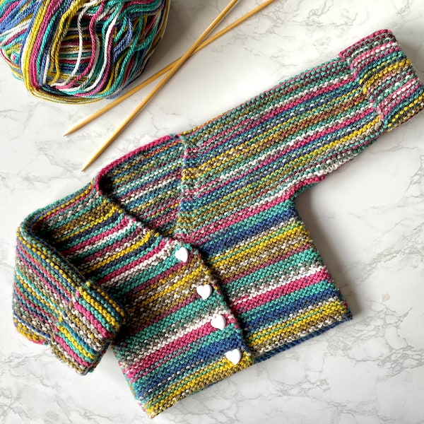 Patrón de tejido de cárdigan sencillo de una pieza, de punto DK, Aran o grueso, para bebés de 0 a 6 meses, de 6 a 12 meses y niños de 1 a 3 años.