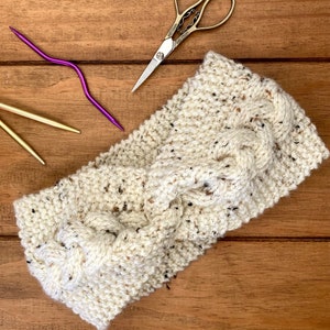 Stickmönster för flätad Aran-huvudvärmare med kabelmönster till damer