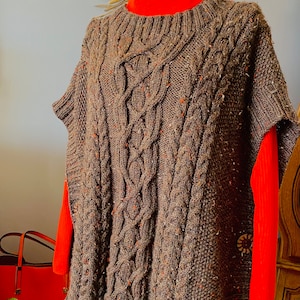 Stickmönster för dam Aran Crofter Poncho Slipover Tunika Tabard