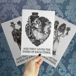 Und sie liebten die Knochen des anderen - Alternative Liebe, Hochzeit, Valentinstag, Verlobungskarte. Gothic, muerte, Tag der Toten 3 Optionen