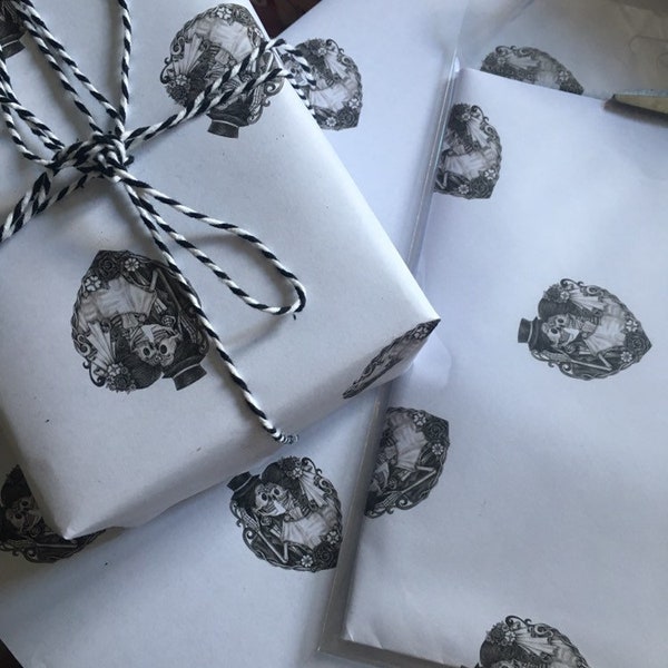 Sugarskull wedding - alternative, horreur, gothique, ensemble d’emballage cadeau de crâne. Papier d’emballage et étiquettes d’allumettes. Respectueux de la forêt et recyclab