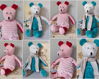 L'ours doudou peluche en velours rose ou bleu , personnalisable .