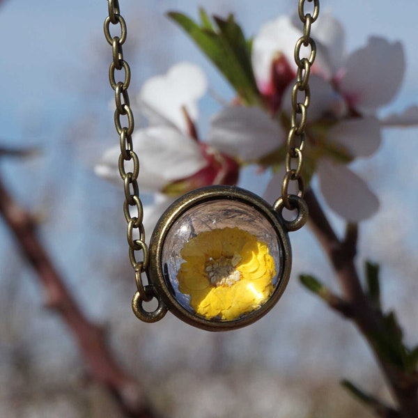 Collier d'oeillets jaunes préservés, collier de fleurs séchées véritables, bijoux d'oeillets minuscules, bijoux de fleurs pressées, collier de terrarium délicat