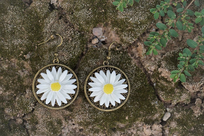 Dangle Daisy Earrings Bold Flower Earrings Resin Flower Earrings Bohemian Earing Statement Earings Unique Boho Earrings Nickel Free Earrings