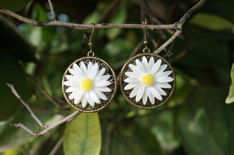 Dangle Daisy Earrings Bold Flower Earrings Resin Flower Earrings Bohemian Earing Statement Earings Unique Boho Earrings Nickel Free Earrings