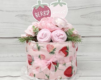Gâteau de couches aux fraises et aux baies Pièce maîtresse de la table de baby shower - Cadeau de grossesse - Révéler le sexe du bébé - Cadeau pour nouveau-né.