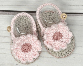 Sandali per bambina all'uncinetto con decorazioni di fiori di campo - Sandali estivi Regalo perfetto per neonati-Sandali a piedi nudi-Scarpe per bambini all'uncinetto.