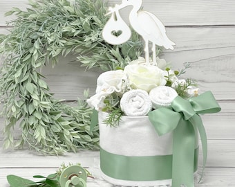 Tarta de pañales con forma de cigüeña en color verde salvia: Centro de mesa para baby shower
