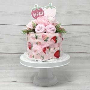 Gâteau de couches aux fraises - Pièce maîtresse de baby shower sucrée aux petits fruits - Cadeau pour nouvelle maman.