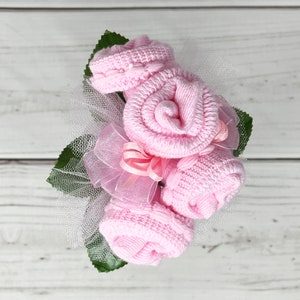 Corsage chaussettes pour bébé : épingle pour baby shower, cadeau pour future maman, cadeau pour une première maman.