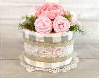 Jute-Windeltorte als Tischdekoration für die Babyparty eines Mädchens: Geschenk für frischgebackene Mütter.