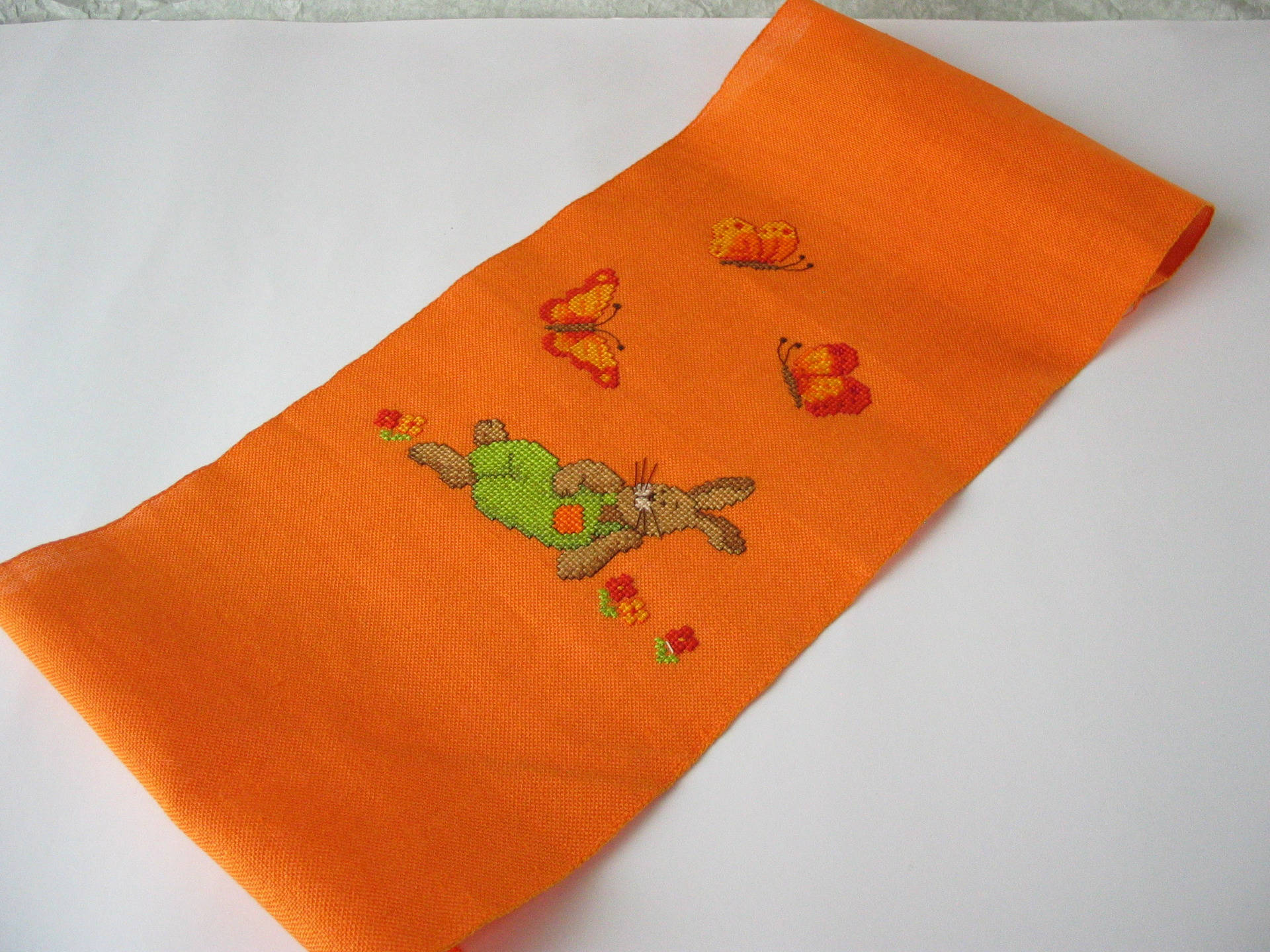 Broderie Fait Main Aux Points de Croix sur Toile Lin Orange Motif Lapin et Papillons