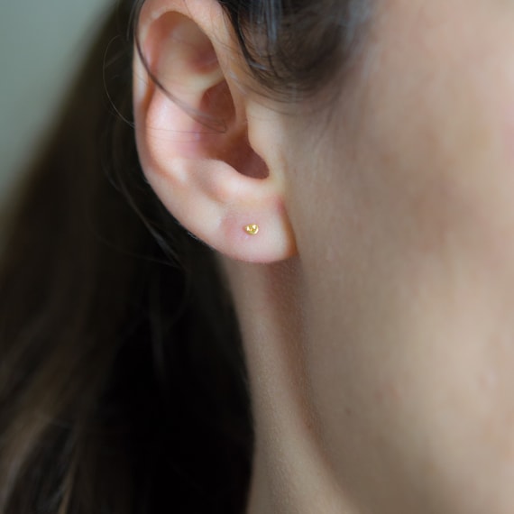 Pépites d'or 24k brutes. Boucles d'oreilles 24 carats, petites puces, minis studs, .999 pure, minimaliste, organique, lune, cratère lunaire
