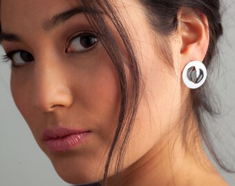 ABBY. Round earrings with convex/concave center