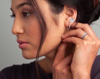 MAEL. Small round textured earrings in sterling silver