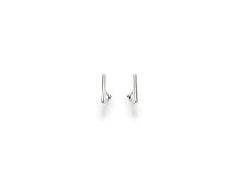 HANA. Flat T-bar earrings in polished sterling silver