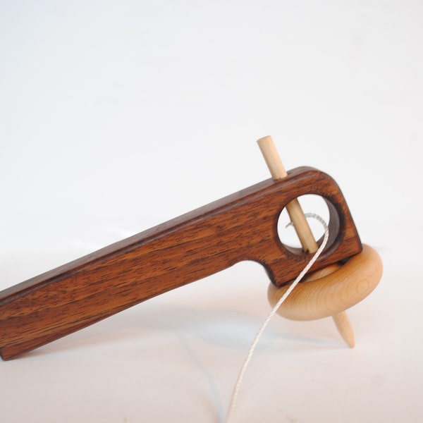 Houten tol met handvat - Cadeau - Houten kinderspeelgoed - WALNOOT