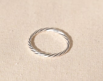 Bague empilable en argent entrelacée | Fabriqué à la main à Londres à l’aide d'| d’argent recyclé Anneau torsadé