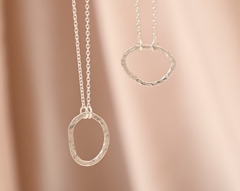 Collier pendentif ovale en argent sterling martelé formé à la main | Unique en son genre | Pendentif unique | | de bijoux texturés | écologiques Minimal