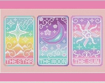 Op de afbeelding: Drie tarotkaarten met een pastel regenboogverloop achtergrond. De kaarten zijn "De Ster", "De Maan" en "De Zon".