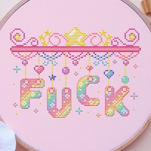 Wzór haftu krzyżykowego „Fuck”, tęcza, sarkastyczny, pastelowy, pikselowy (PDF)