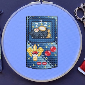 Könnte beinhalten: Ein Set aus drei Keramikbechern mit gesprenkelter, matter Oberfläche. Die Becher sind in den Farbtönen Creme, Hellgrau und Dunkelgrau gehalten. Jeder Becher hat ein schlichtes, minimalistisches Design und einen abgerundeten Henkel.