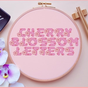 Patrón de punto de cruz con letras de flor de cerezo, punto de cruz japonés, punto de cruz del alfabeto, punto de cruz con letras, punto de cruz bonito, PDF, DMC