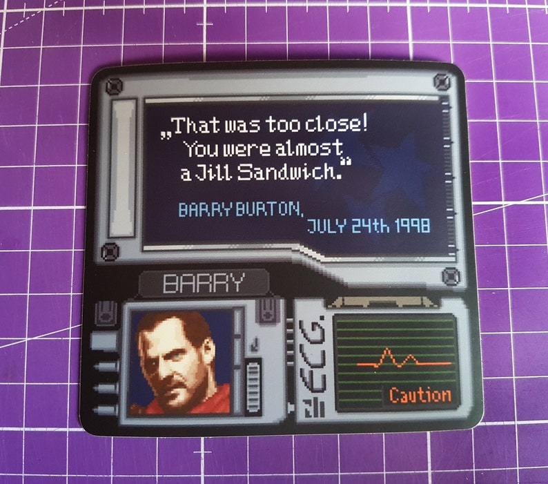 K&ouml;nnte beinhalten: Ein schwarzer und grauer Aufkleber im Videospiel-Stil mit einem pixeligen Bild eines M&auml;nnergesichts und einer Nachricht, die lautet "That was too close! You were almost a Jill Sandwich." Der Text unter der Nachricht lautet "BARRY BURTON, JULY 24th, 1998". Der Aufkleber enth&auml;lt auch ein pixeliges Bild eines Herzfrequenzmonitors mit dem Wort "Caution" angezeigt.