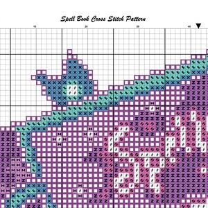 Puede incluir: Patr&oacute;n de punto de cruz para un libro de hechizos con un dise&ntilde;o floral morado, rosa, azul y verde. El patr&oacute;n est&aacute; en una cuadr&iacute;cula con n&uacute;meros de referencia.