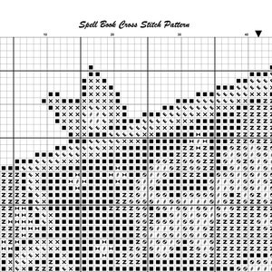 Puede incluir: Patr&oacute;n de punto de cruz en blanco y negro para un libro de hechizos. El patr&oacute;n incluye una variedad de s&iacute;mbolos y dise&ntilde;os, incluyendo estrellas, c&iacute;rculos y cuadrados.