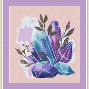 Puede incluir: Un patrón de punto de cruz con un grupo de cristales morados y azules con flores blancas y hojas sobre un fondo rosa claro.