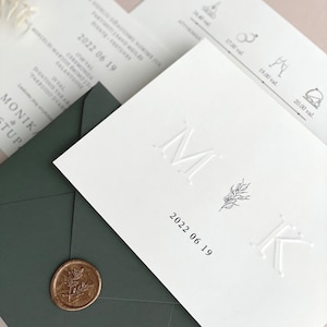 Faire-part de mariage vert avec lettres en relief, carte en papier crème, style faire-part