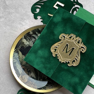 Invitation en velours vert avec monogramme d’or, monogramme d’acrylique d’or, invitation de feuille d’or