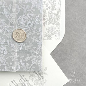 May include: A gray and white floral patterned invitation with a beige wax seal. The text on the invitation reads "ILDOMA FORMACIJA".