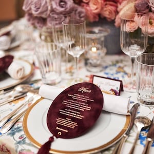 Menu z aksamitu ze złotą folią tłoczoną z frędzlami, Wieczór weselny, Projekt menu, Aksamit i tłoczenie złotą folią, Projekt z folii aksamitnej, Tłoczenie
