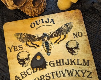 Tête de mort Moth Ouija Spirit Board ~ Taille de voyage 8 pouces ~ Art gothique fait à la main ~ Décor d’Halloween ~ Witchcore Pagan