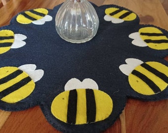 Bee wool felt table mat. Wool felt applique candle mat. Summer table decor