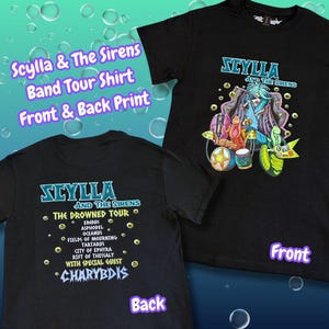 Könnte beinhalten: Schwarze T-Shirts mit Front- und Backprints. Die Vorderseite zeigt eine farbenfrohe Grafik einer Band mit dem Text "Scylla and The Sirens". Die Rückseite listet Tourdaten und -orte auf, darunter "The Drowned Tour".