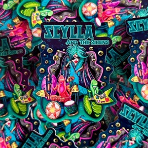 Può includere: Un adesivo vivace con la scritta "SCYLLA AND THE SIRENS". Raffigura una sirena con capelli verdi e un abito blu, circondata da strumenti musicali. Il design include un sfondo blu scuro con dettagli dorati.