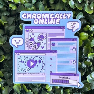 Peut inclure: Un autocollant avec un fond bleu clair avec du texte pixélisé qui dit "CHRONICALLY ONLINE". L'autocollant présente un design de fenêtres d'ordinateur avec des graphiques de chat et de fantôme. L'autocollant a également une barre de chargement et une bulle.