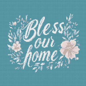 Può includere: Opera d'arte color turchese con la scritta "Bless our home" in corsivo, circondata da una ghirlanda floreale. Il design include fiori rosa chiaro e foglie delicate, con decorazioni decorative nella parte superiore e inferiore.