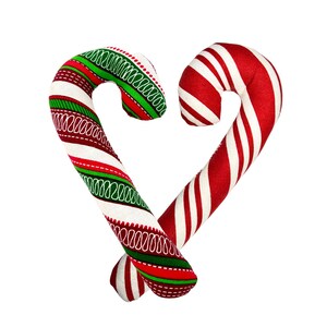 Pode incluir: Dois bast&otilde;es de caramelo vermelhos e brancos est&atilde;o amarrados juntos em forma de cora&ccedil;&atilde;o. Os bast&otilde;es de caramelo s&atilde;o feitos de tecido e t&ecirc;m uma borda verde e branca.